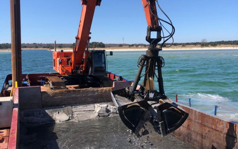 Heuvelman Ibis is op dit moment met haar zeegaande kraanschip de Johanna Josephine baggerwerkzaamheden aan het uitvoeren in de Oostzee nabij Rostock. De vaarweg wordt weer op diepte gebracht zodat de haven weer toegankelijk is voor de scheepvaart.