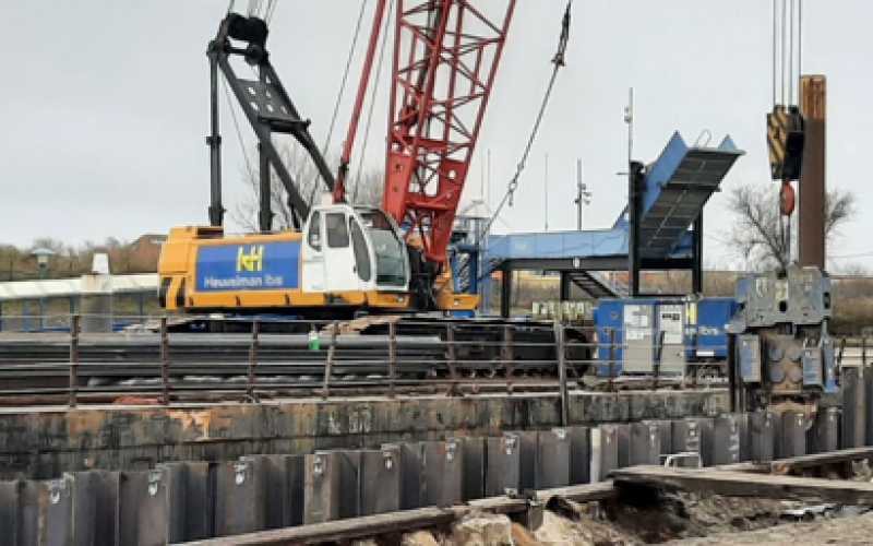 Heuvelman Ibis is op dit moment bezig met het leveren en plaatsen van stalen damwanden in zeegebied. Na het aanbrengen van de kade en de ankerwand, wordt vanuit onze eigen staalbouw afdeling de verankering aangebracht.