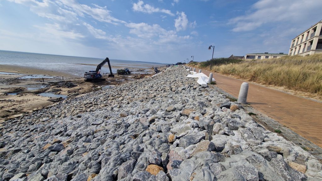 Momenteel zijn wij druk bezig met een mooi project voor het verstevigen van de oever op Sylt.